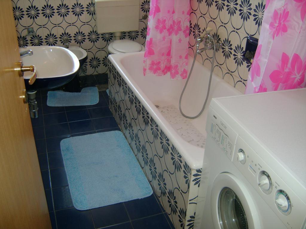 Apartment For Holidays In Pula Phòng bức ảnh